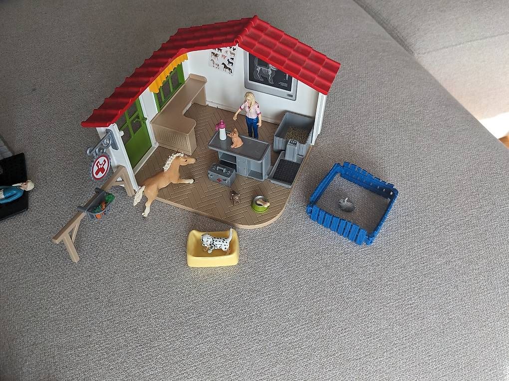 Spielzeuge: Schleich Tierarztpraxis – Gebraucht aus Bremgarten b. Bern von Kalamaki