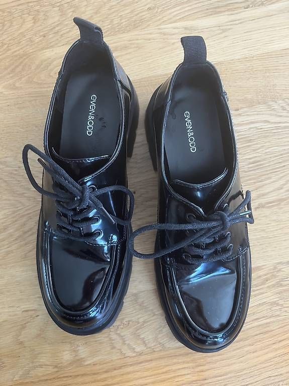 Chaussures femmes: Derbies plateforme Even&Odd noires vernies 39 – D'occasion à Gilly par Ludovic_Pureur 1