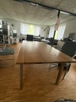Schöner massiver Esstisch