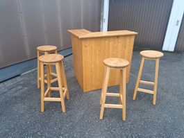 Bar Theke aus Holz mit 4 Barhockern