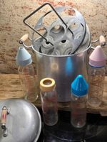 Antiker Topf mit Original Glasflaschen