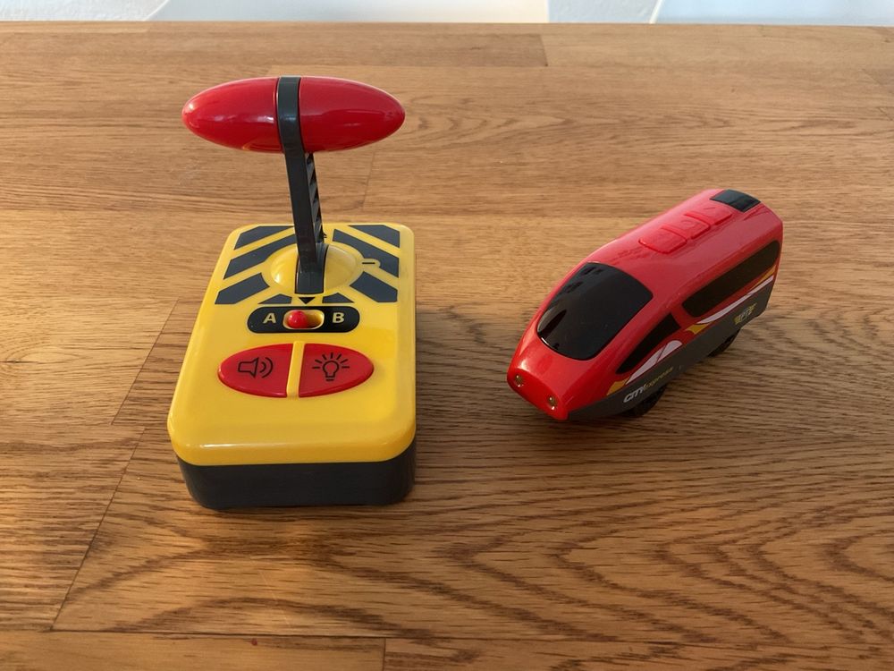  Ferngesteuerte Eisenbahn mit Holzschienen (Neu (gemäss Beschreibung Motiv 