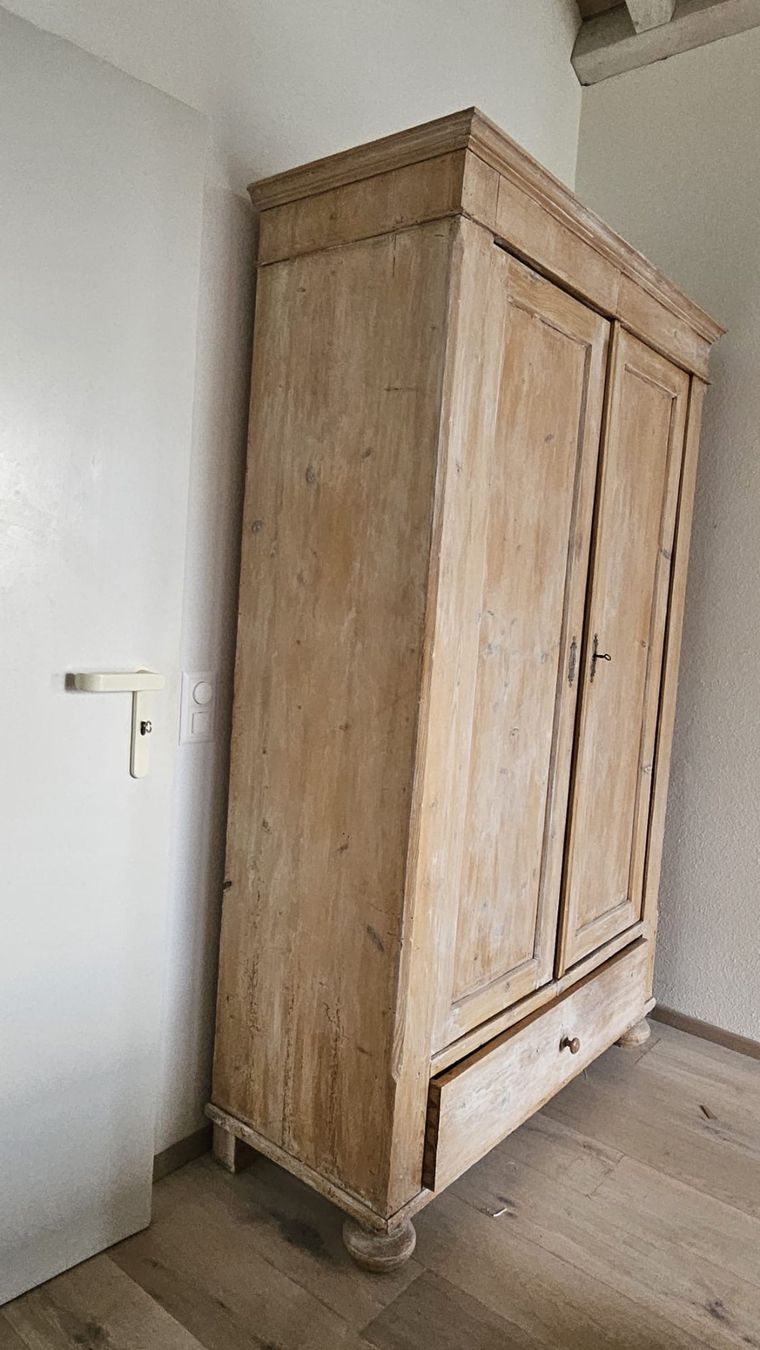 Armadi: Schöner Weichholzschrank – Usato da Schaffhausen venduto da kha_wh59 2