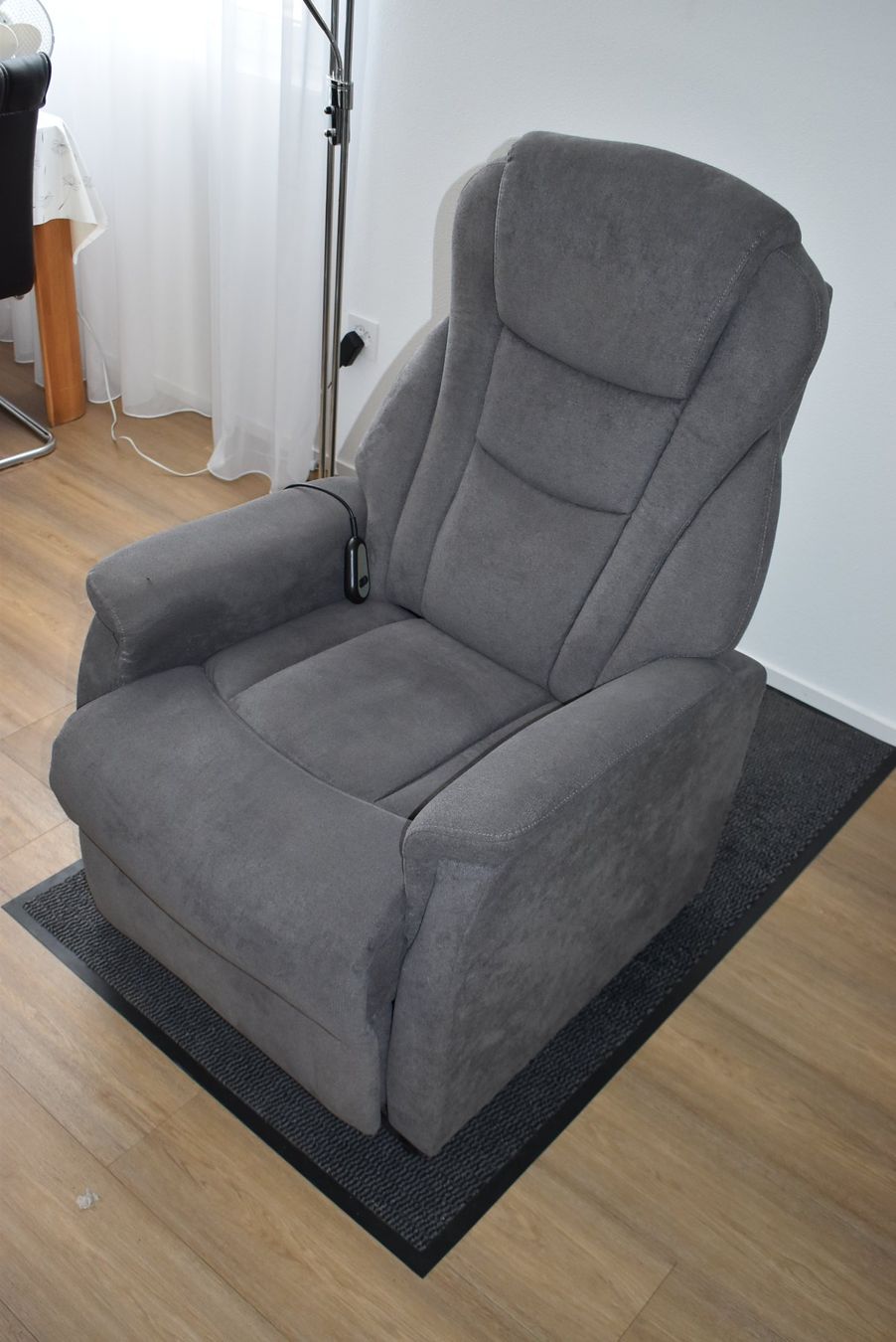 Sessel: TV-Sessel mit elektrischer Aufstehhilfe – Gebraucht aus Schönenberg TG von Scania10 1