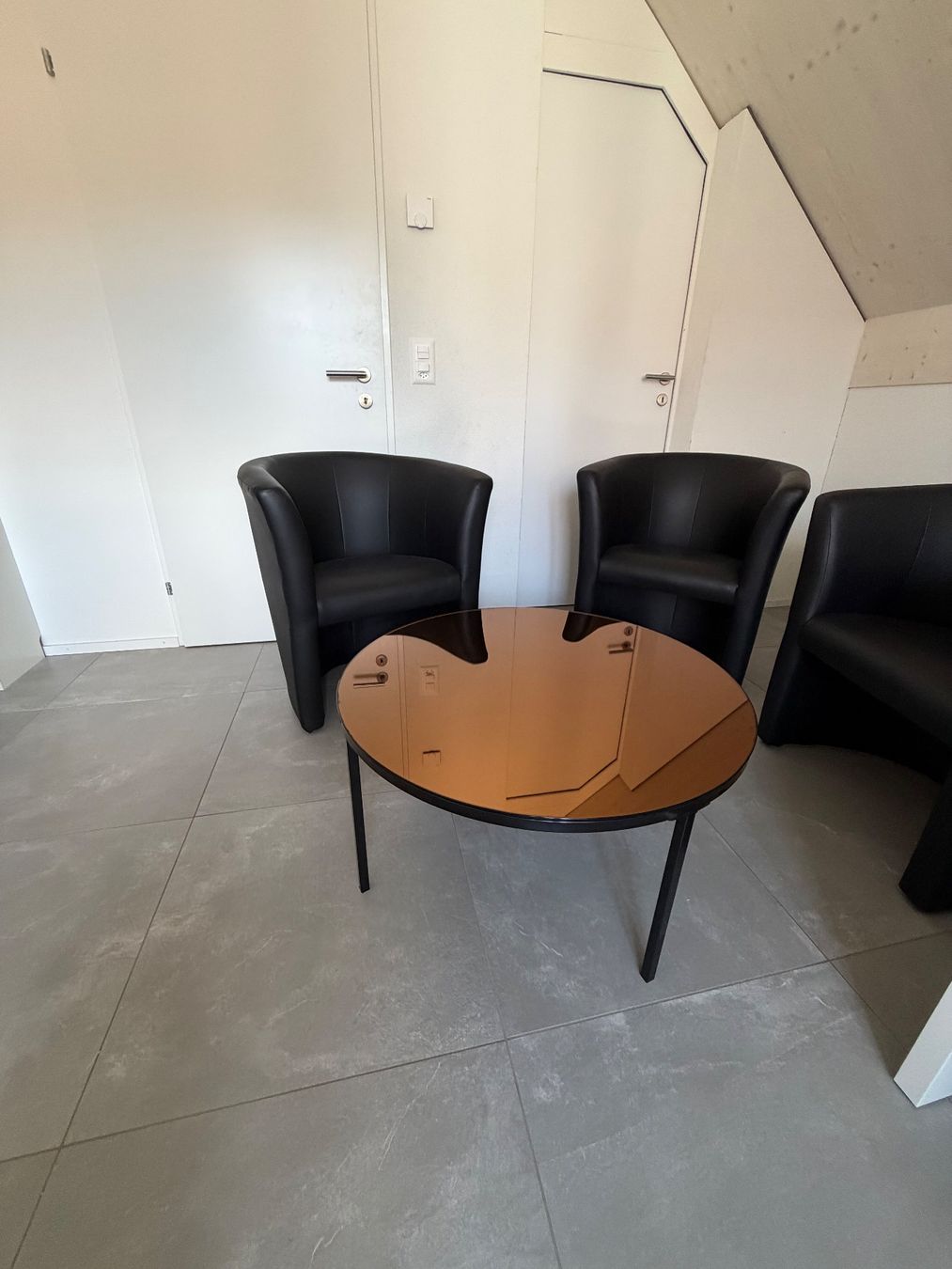 Poltrone: 3x schwarze Ledersessel + 1x Couchtisch CHF 50 – Usato da Embrach venduto da ber_8fgp 1