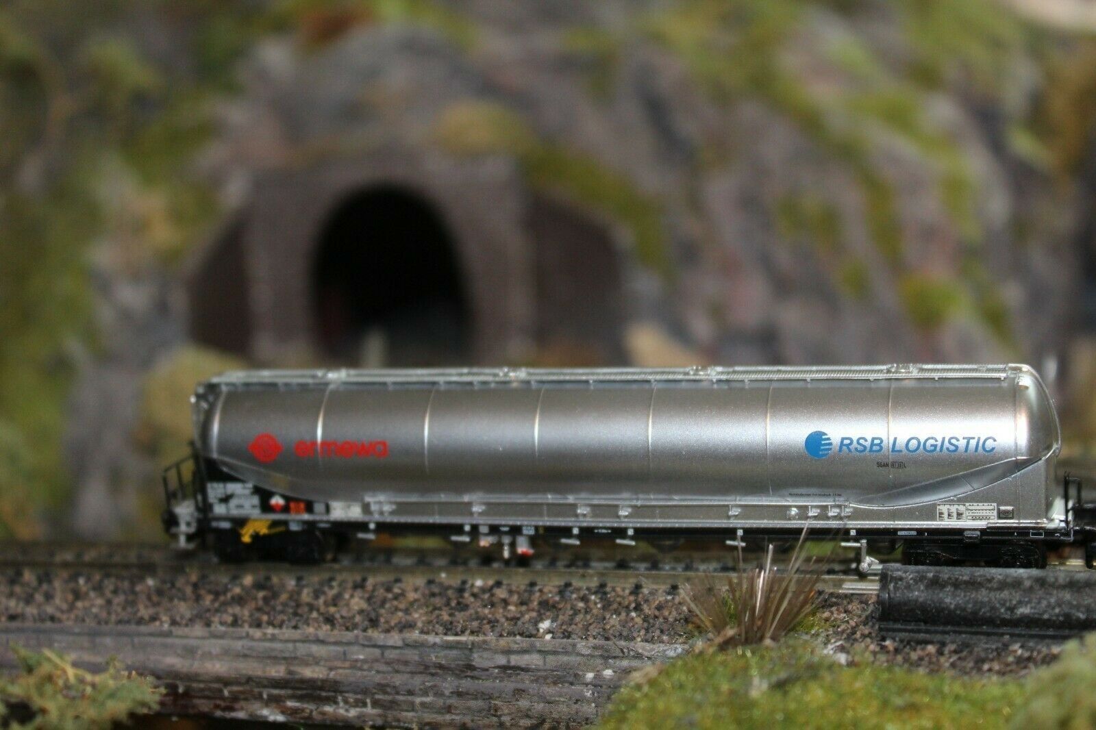 Modellini di ferrovie: ERMEWA/ D-RSB Log. Staubgutsilowagen – Nuovo e nell'imballaggio originale da Weesen venduto da Wing