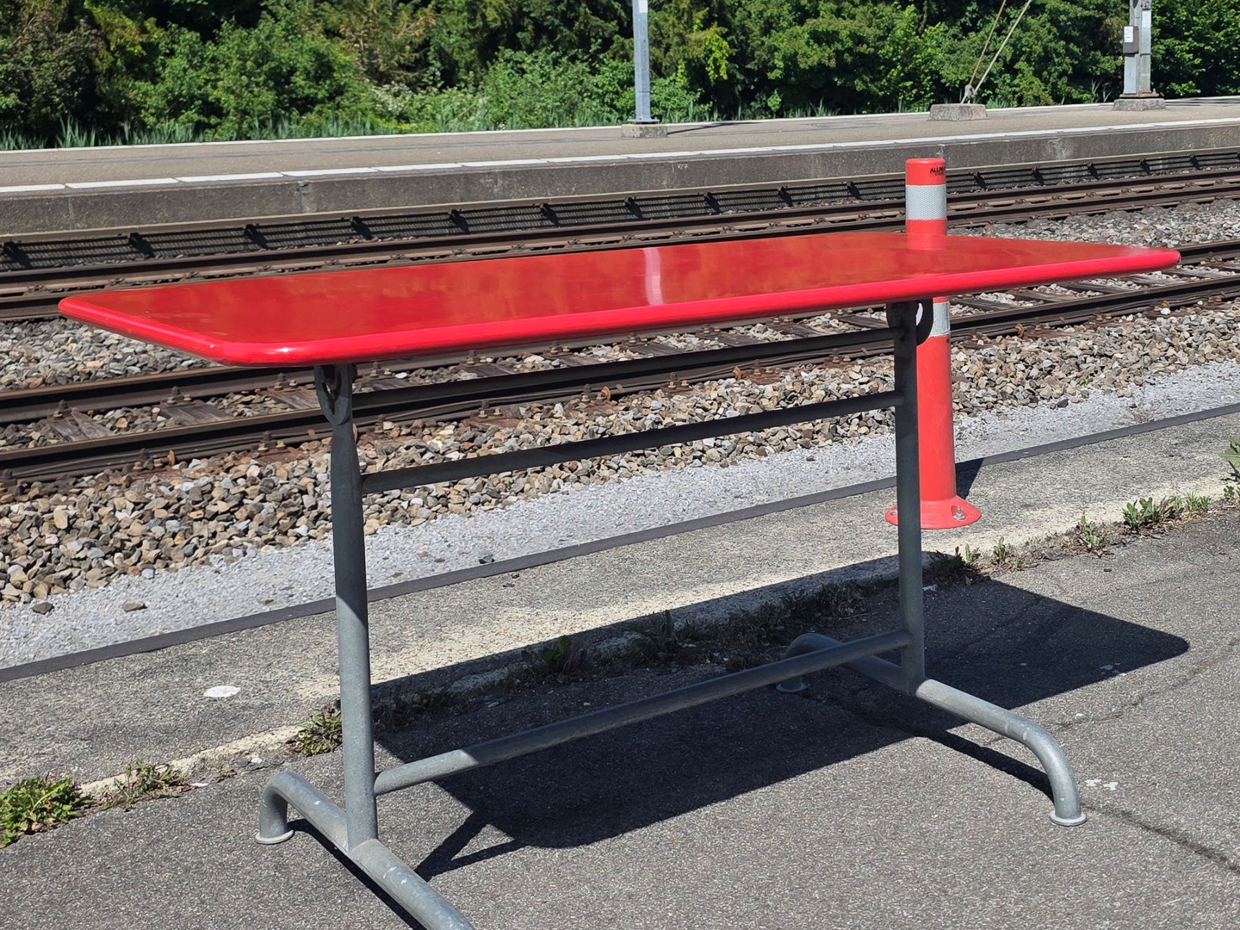 Tavoli: Roter Gartentisch Sissach - klappbar, Metall - Ref. 05/57 – Usato da Au ZH venduto da BrockiAu 1