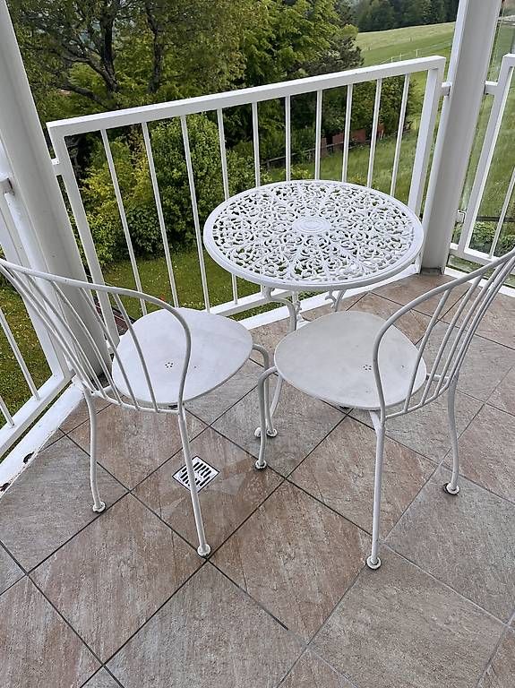 Set di tavolo e panche: Bistro Gartentisch mit 2 Stühlen – Usato da Speicher venduto da Alberto6701 1