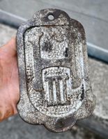 antikes Hydrantenschild H III aus Gusseisen