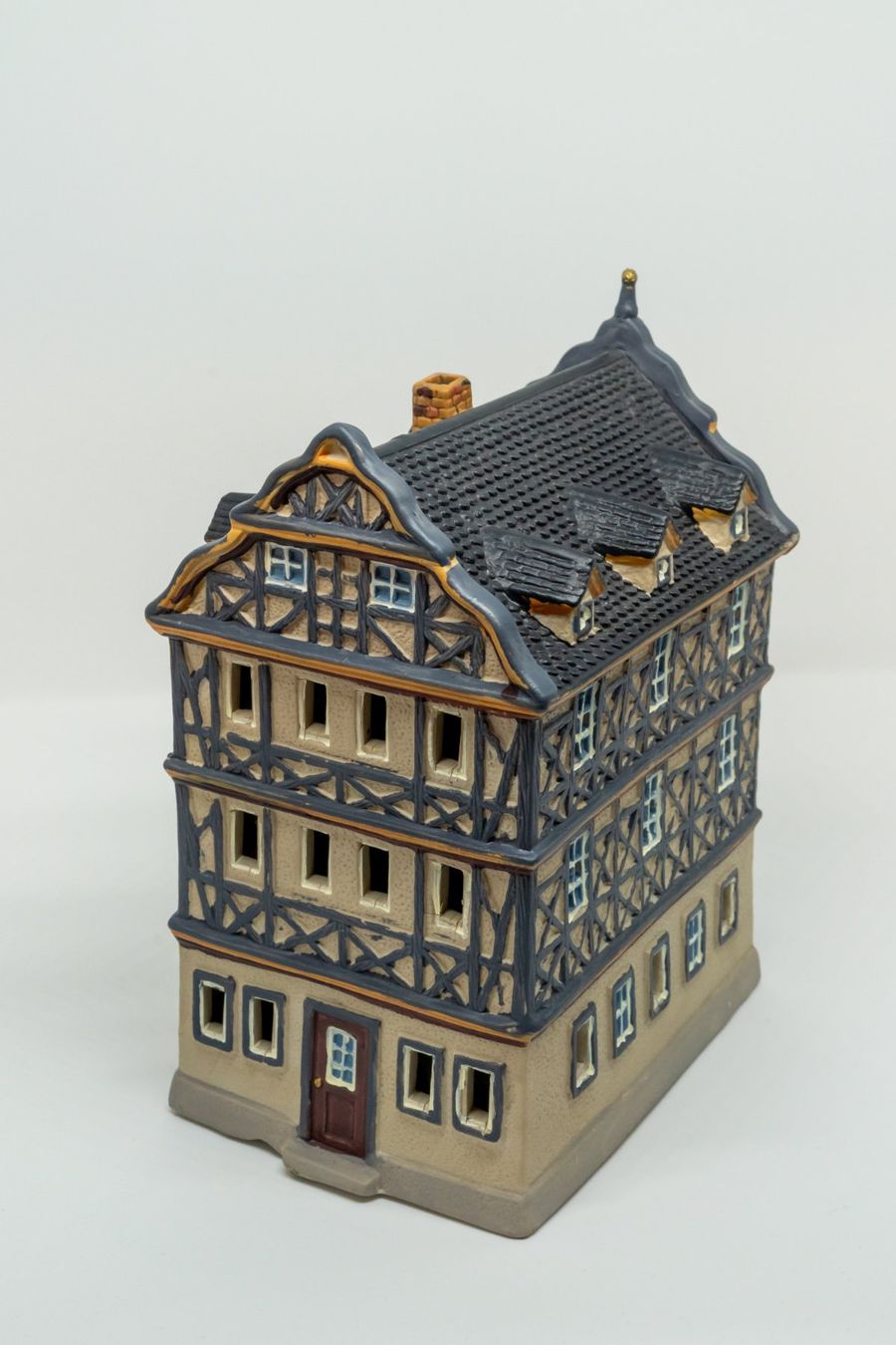 Tutte le decorazioni: Keramik Lichterhaus - Killinger Haus Idstein – Usato da Bäretswil venduto da Aukionaer 1