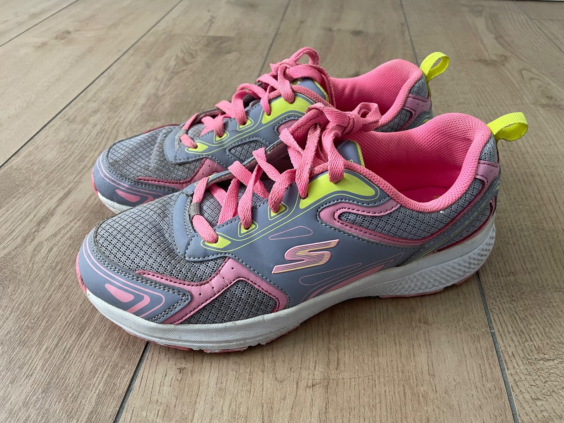 Skechers Scarpe per ragazze: Turnschuhe von Skechers Gr. 37 – Usato da Waltenschwil venduto da hansnine