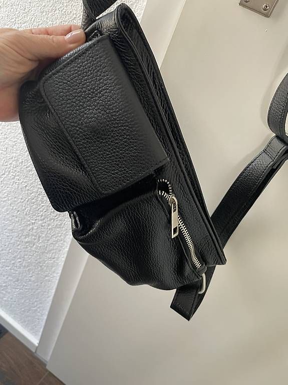 Taschen für Damen: Crossbodybag aus schwarzem Leder – Gebraucht aus Auslikon von fundance