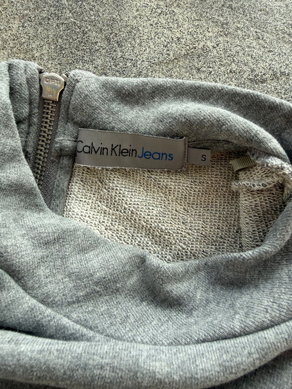 Calvin Klein Pulls & Sweat-shirts: Calvin Klein Jeans Pullover grau Grösse S – D'occasion à Menznau par sasna 1