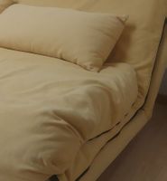 Schlafsofa gelb mit zwei Kissen gebrauchter Zustand.