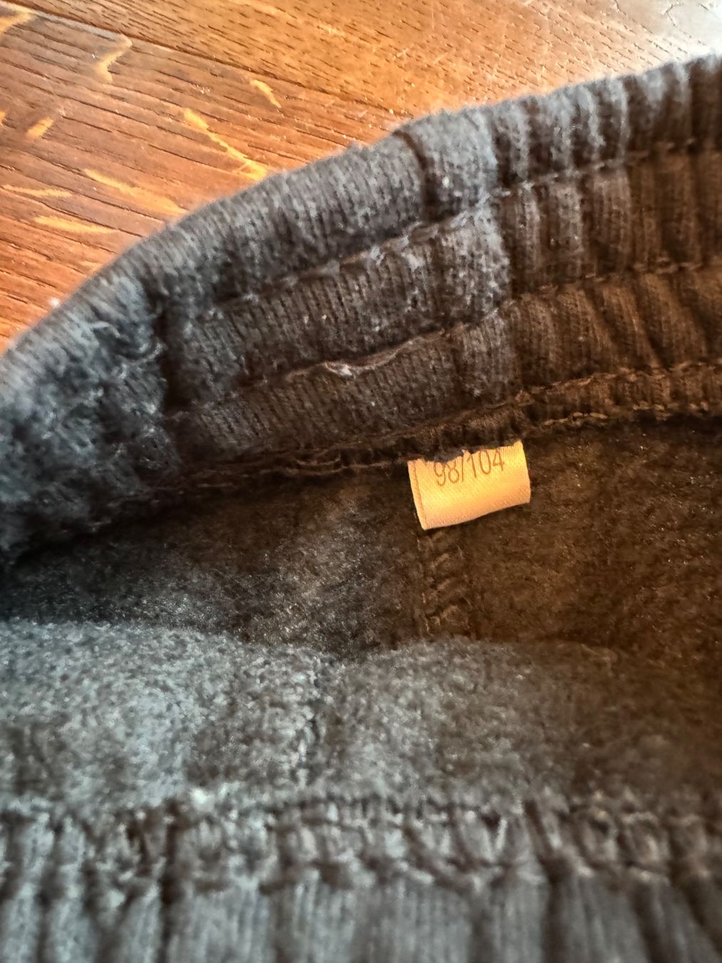 Pantaloni: Schwarze Sweatpants Gr. 98/104 – Usato da Esslingen venduto da DrBootje 1