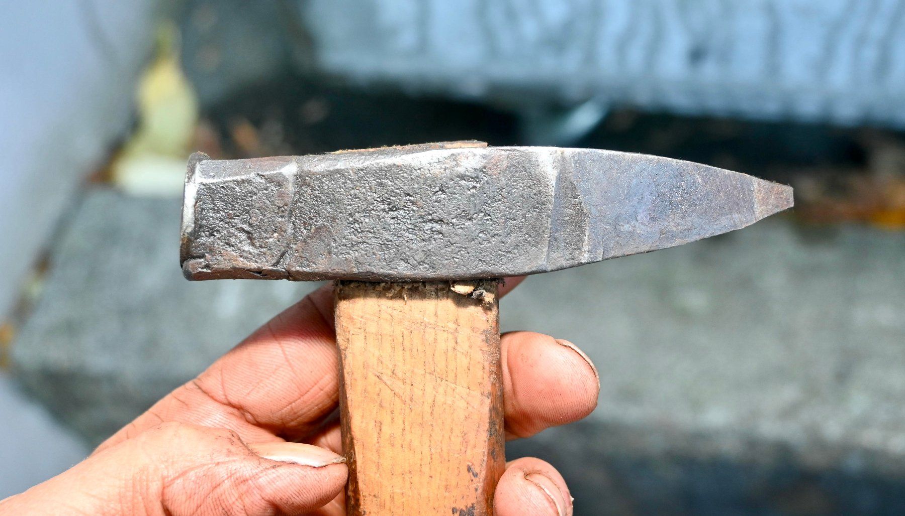 Tutti gli attrezzi: alter geschmiedeter Spitzhammer L 34cm – Usato da Pfaffhausen venduto da mono_rec 1