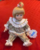 Aus der Promenade Collection - Porzellanpuppe Alice - 113639