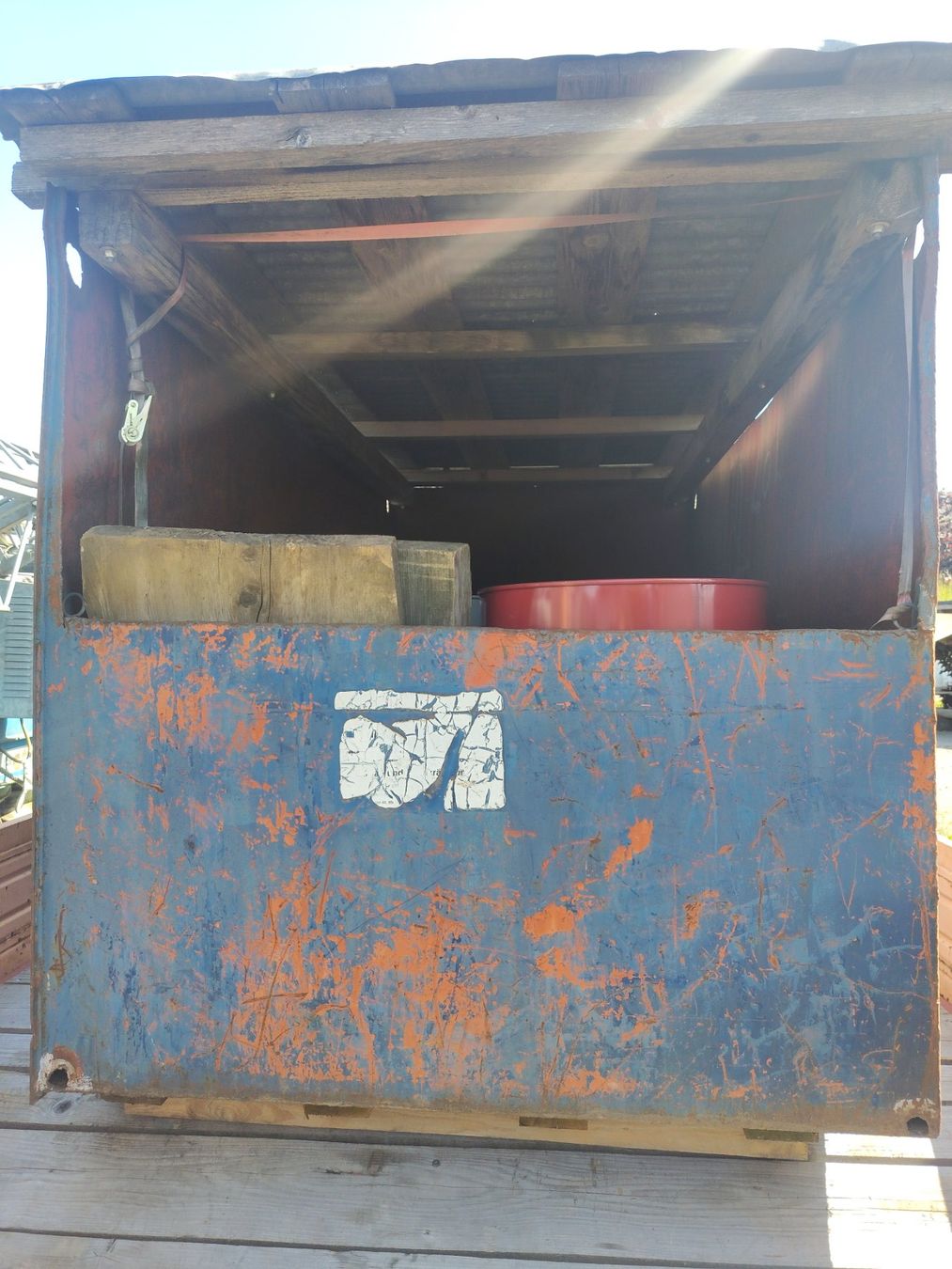 Contenitori edile: Metallmulde mit Wellblechdach – Usato da Gunterswilen venduto da Sisudiesel123 3