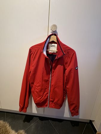 Veste Tommy Jeans Rouge, idéale pour le printemps!