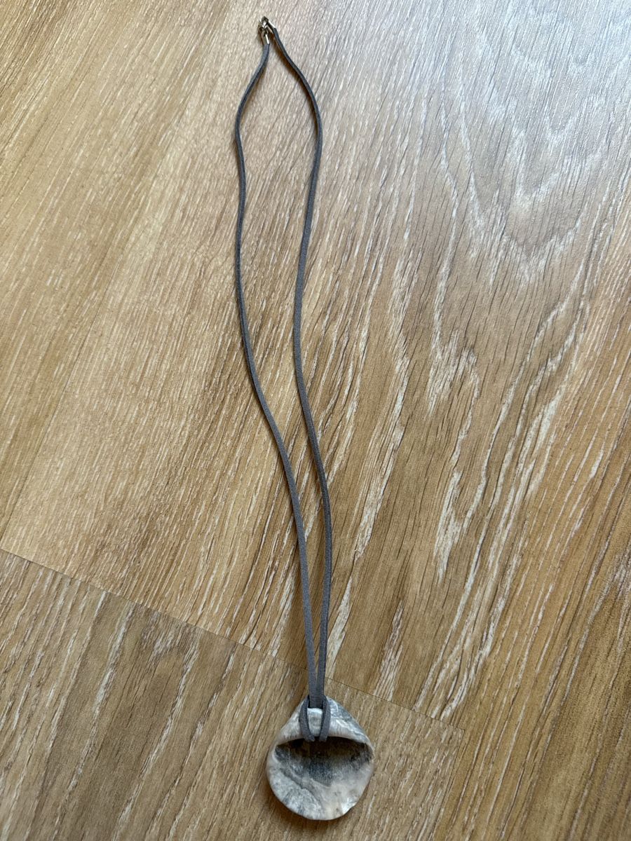 Catenine: Collier effet daim gris coquillage – Usato da Tavannes venduto da Thriftshop 2