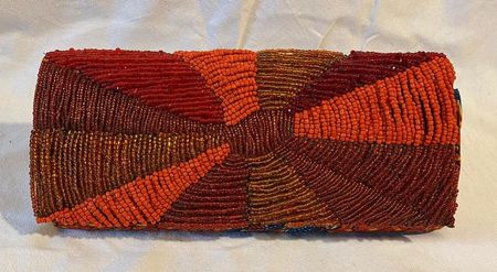 Tasche mit Stoff und Perlen aus Ghana umhüllt und bestickt