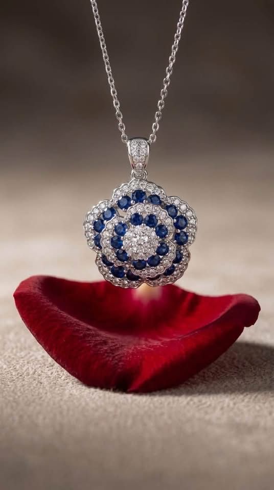 Altri gioielli: Parure bijoux fleur saphirs et zircons – Nuovo e nell'imballaggio originale da St-Maurice venduto da Sandrinette123 3