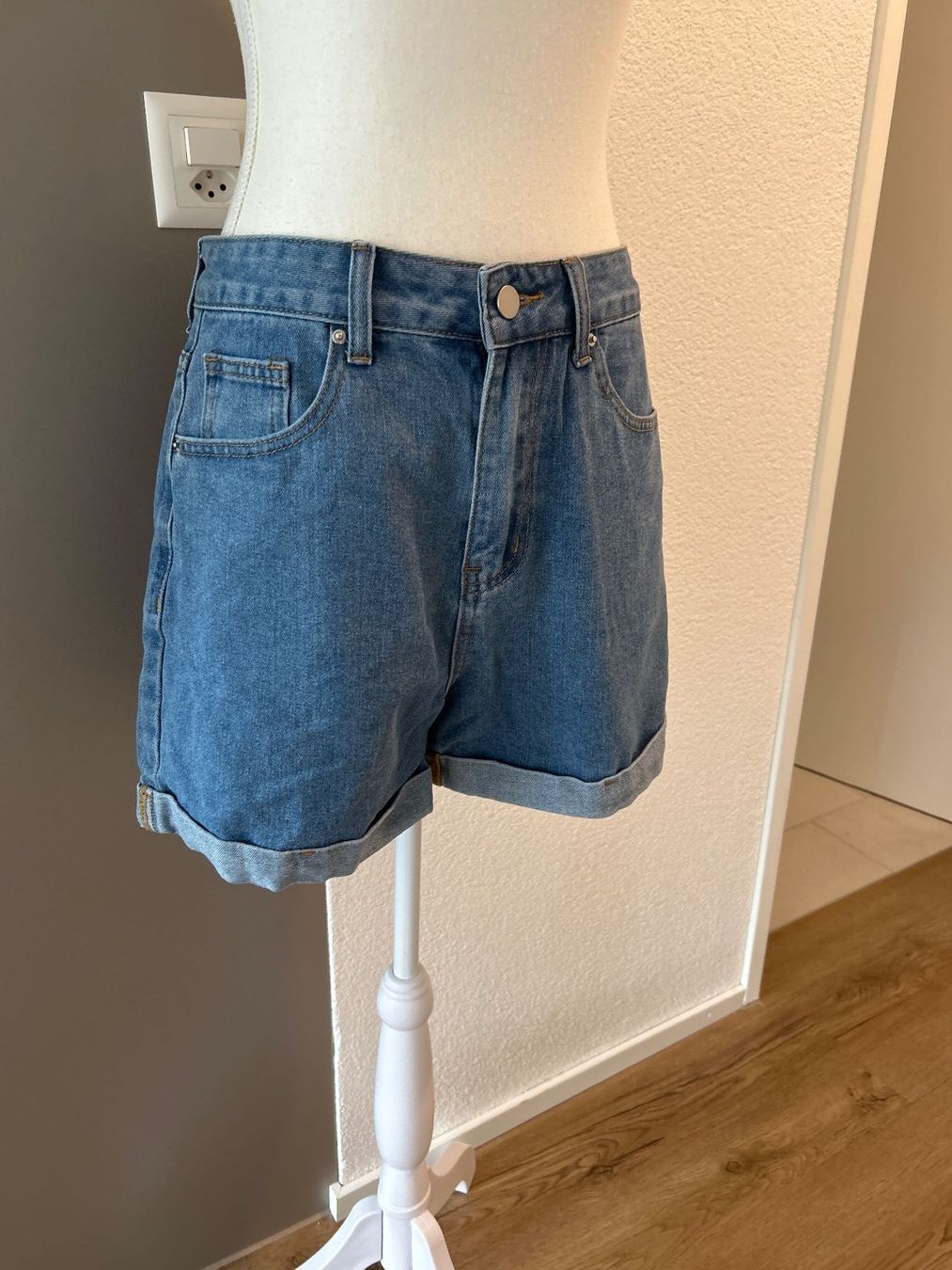 Pantaloni: Damen Jeansshorts Grösse M – Usato da Brunnen venduto da Nala2929 1