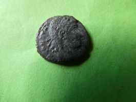 uralte Bronzemünze  14 mm     1.33 g