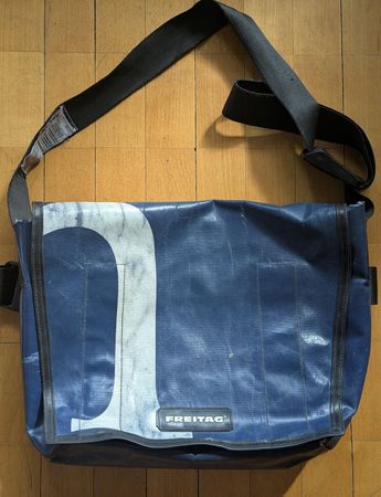 Freitag Tasche Messenger Bag blau-weiss normale Gebrauchssp.