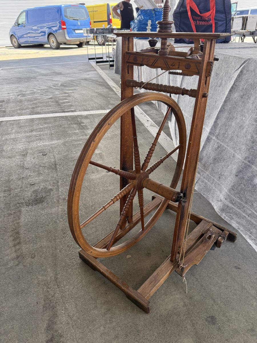Spinnräder: Antikes Spinnrad mit Zubehör – Gebraucht aus Oeschgen von Wernsli