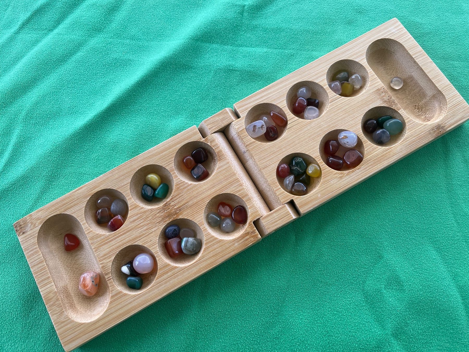 Giochi: Brettspiel Kalaha oder Serata, klappbar. m. Halbedelsteinen – Nuovo e nell'imballaggio originale da Neuenkirch venduto da zwimpferspiel 1