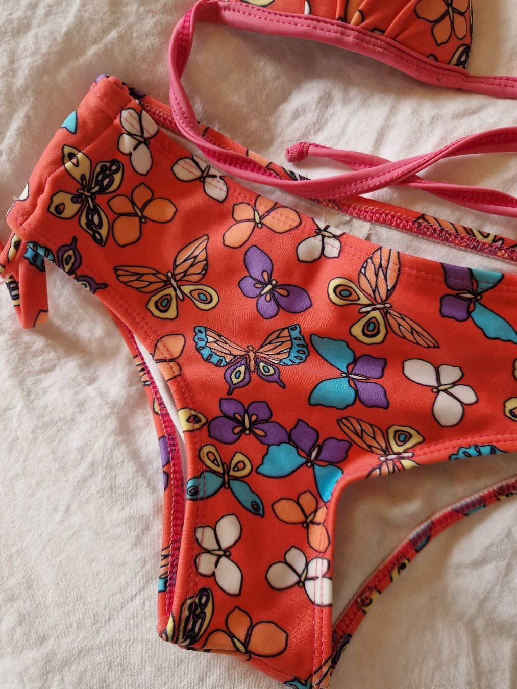 Badekleider & Bikinis: Sommerlicher Bikini mit Schmetterlingsmuster, Grösse 128 – Gebraucht aus Gwatt (Thun) von Letzte-Chance-III 2