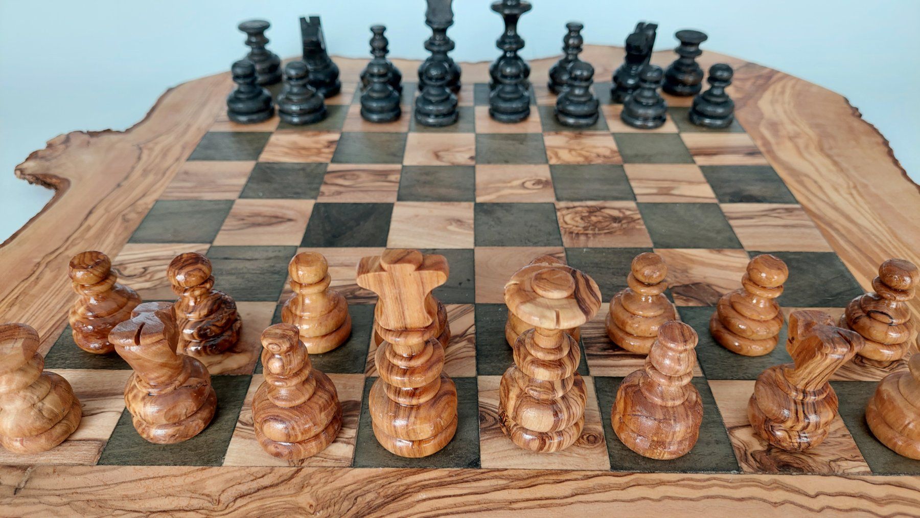 Spiele: Schachbrett mit Figuren aus Olivenholz – Neu und originalverpackt aus Hüntwangen von Elyha 1