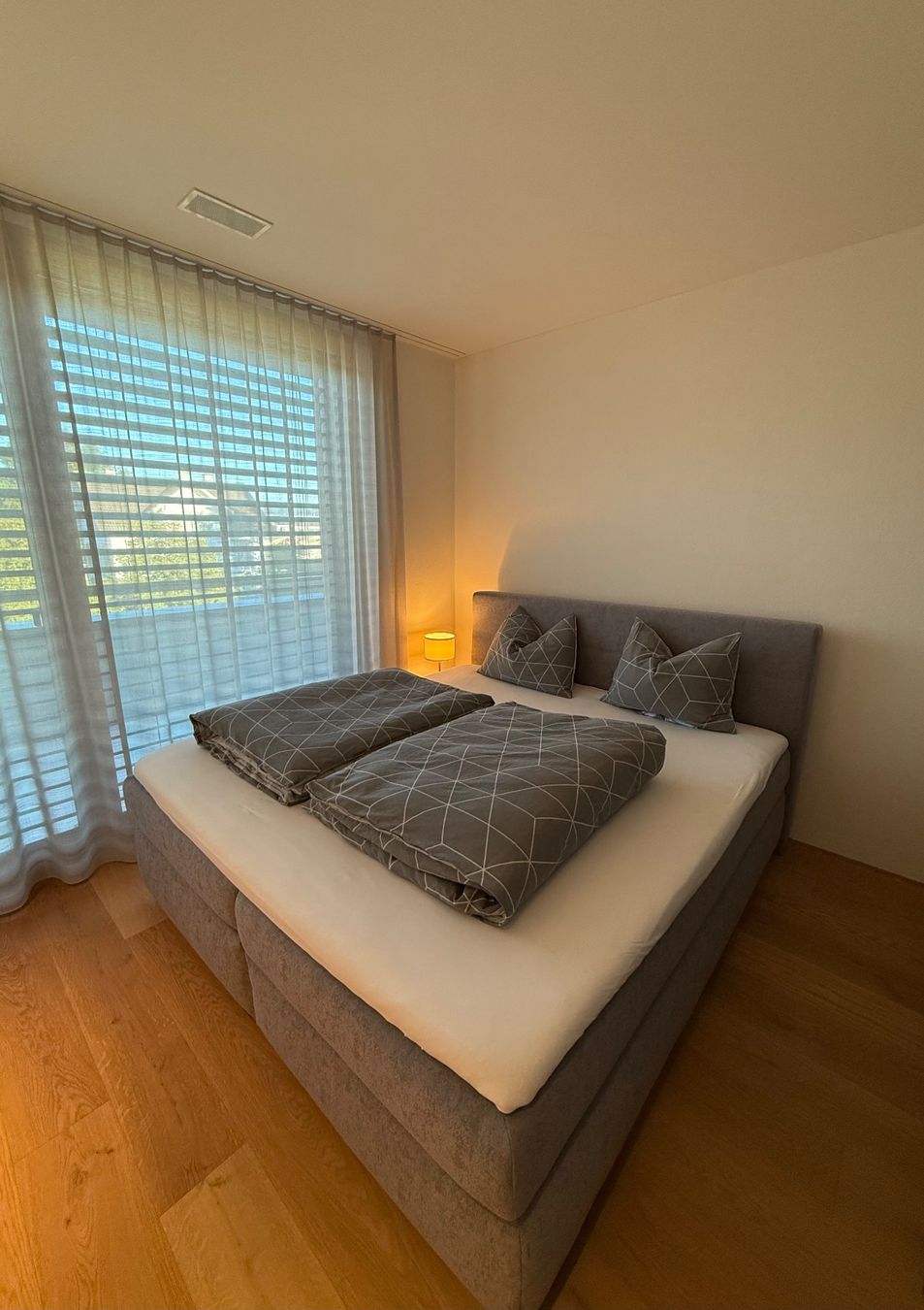 Betten: Boxspringbett grau Doppelbett – Gebraucht aus Diepoldsau von Daan8