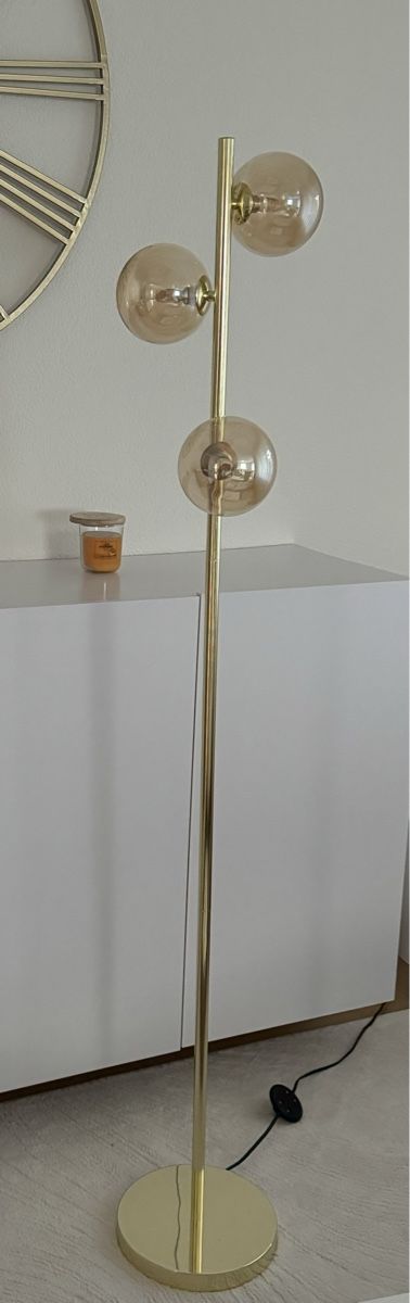 Lampen: Moderne goldene Stehlampe mit 3 Glaskugeln – Gebraucht aus Niederuzwil von Suseini