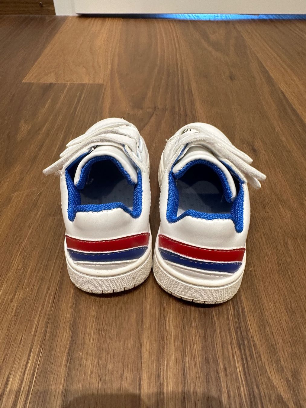 Schuhe für Jungen: Kinder Sneakers Grösse 24 – Gebraucht aus Horgen von Auction-Kings 2