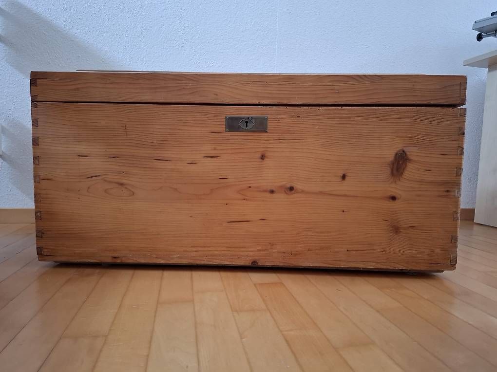 Cassapanche: Schöne massive Holztruhe – Usato da Schmerikon venduto da tiffanyvillagran 2