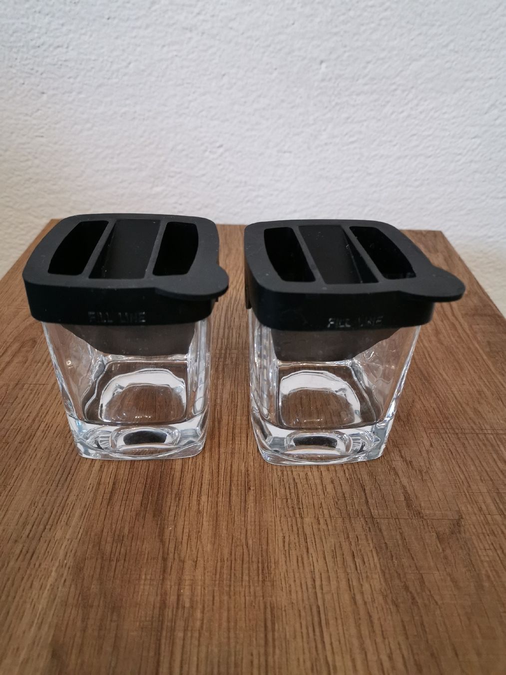 Gläser: 2 Whiskygläser mit Eisformen, NP ca. 30 Dollar – Gebraucht aus Bonaduz von TheCahenzli 2
