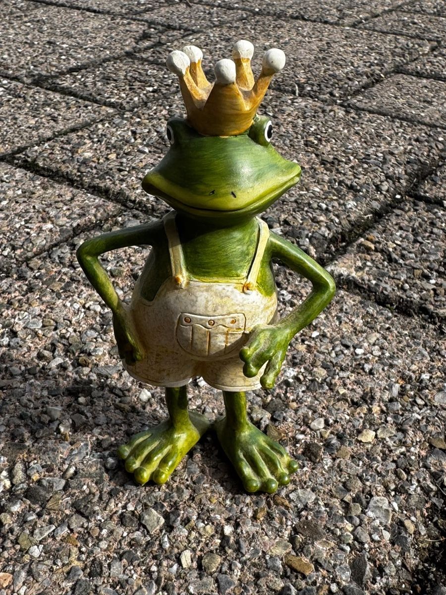 Figuren: Froschkönig stehend – Gebraucht aus Egg b. Zürich von Brocki_Insel_Egg