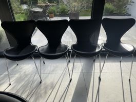 Fritz Hansen Serie 7 Stühle schwarz, gepolstert, 6 Stück