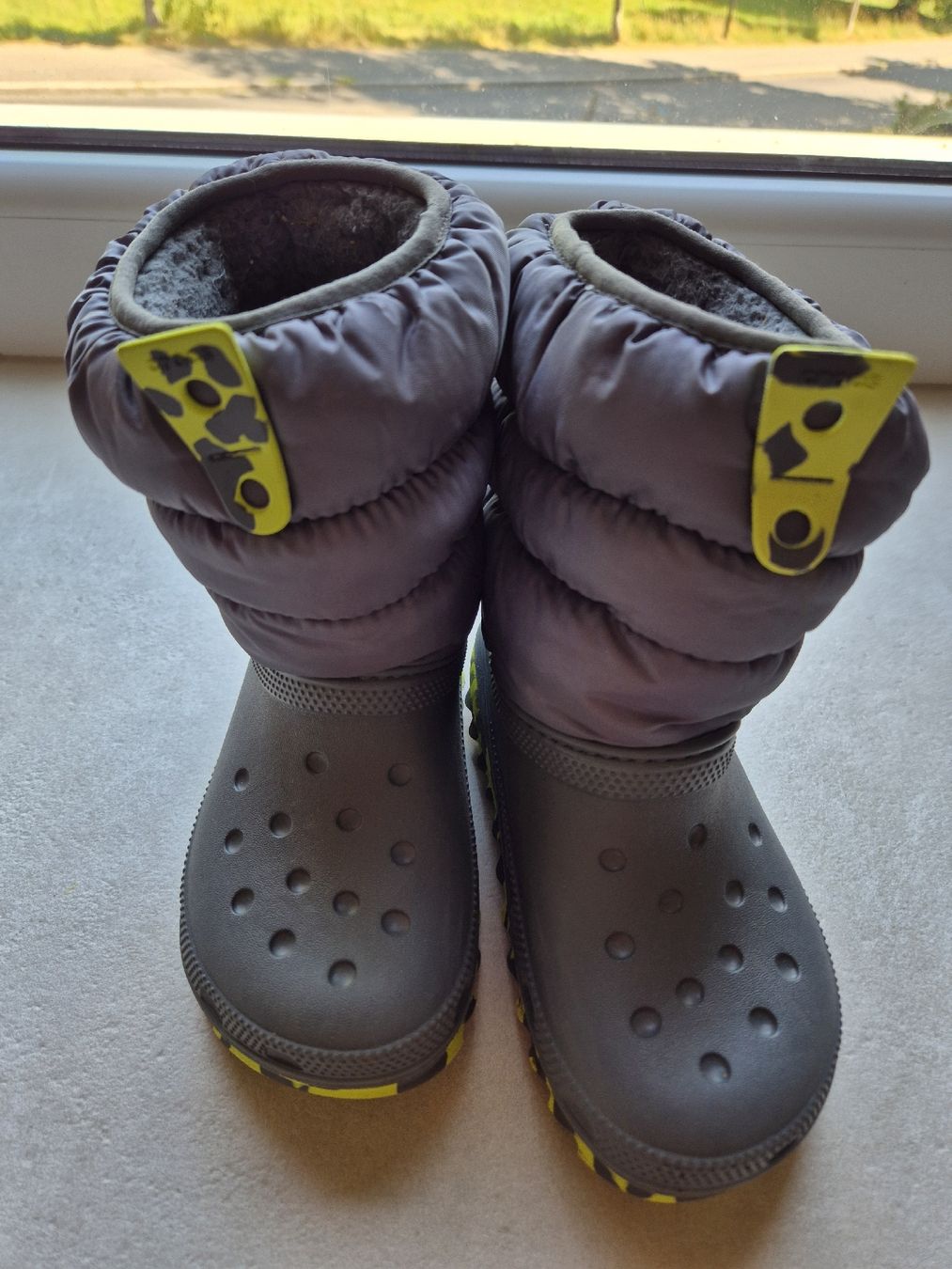 Schuhe für Jungen: Bottes d'hiver Crocs gris jaune taille 29-30 – Gebraucht aus La Chaux-de-Fonds von luc_88zy