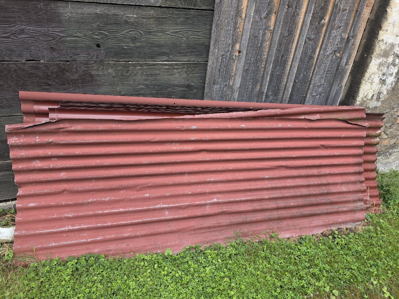 Servierplatten: Wellblech rot Trapezblech Dachplatten gebraucht – Gebraucht aus Buchs SG von Hbofr