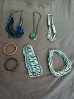 Lot 7 div. Schmuck Halsketten Armspangen Armkette usw