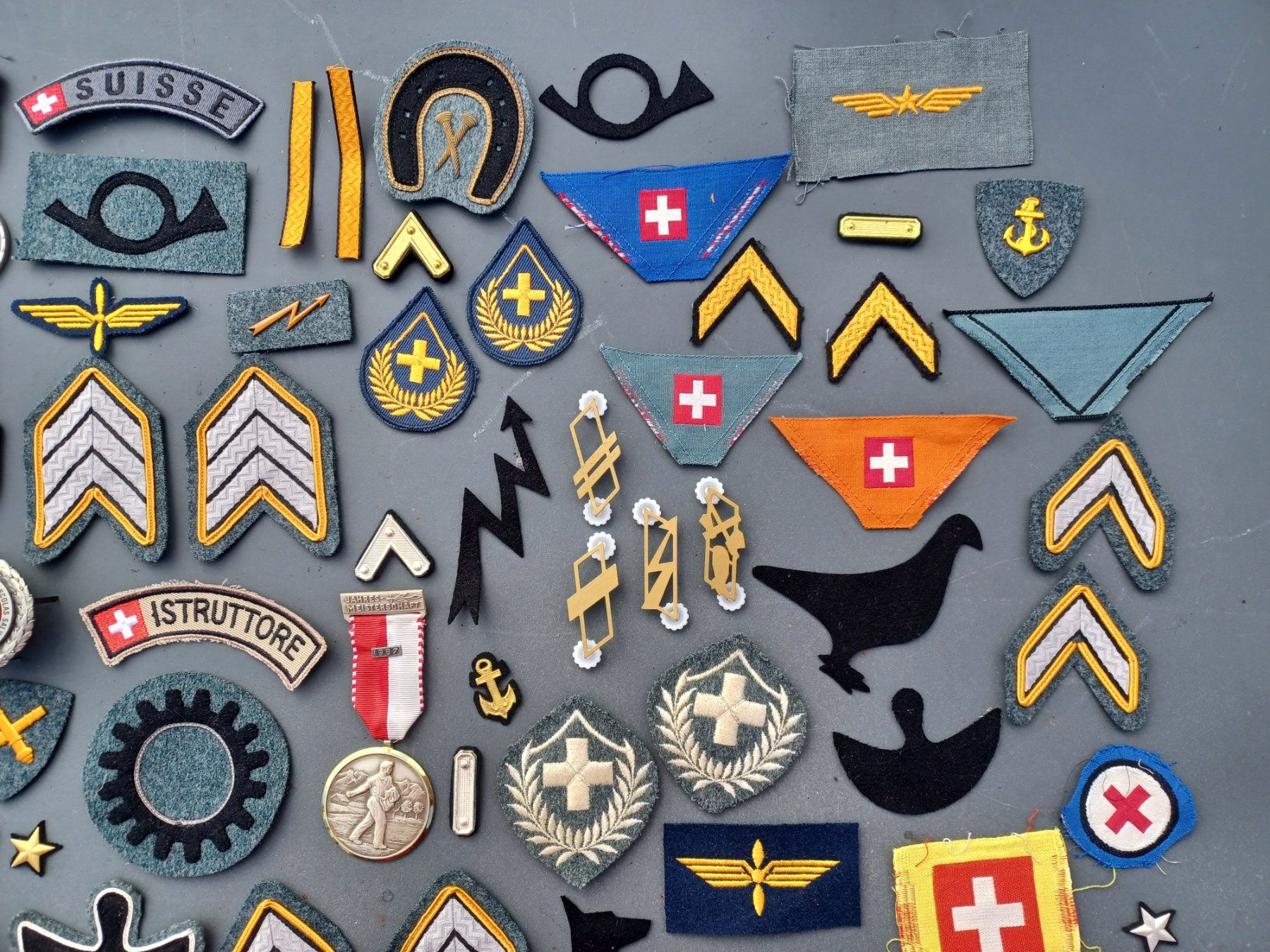 Armée suisse Uniformes: Lot verschiedene alte Abzeichen – D'occasion à Horw par Mikesch108 2