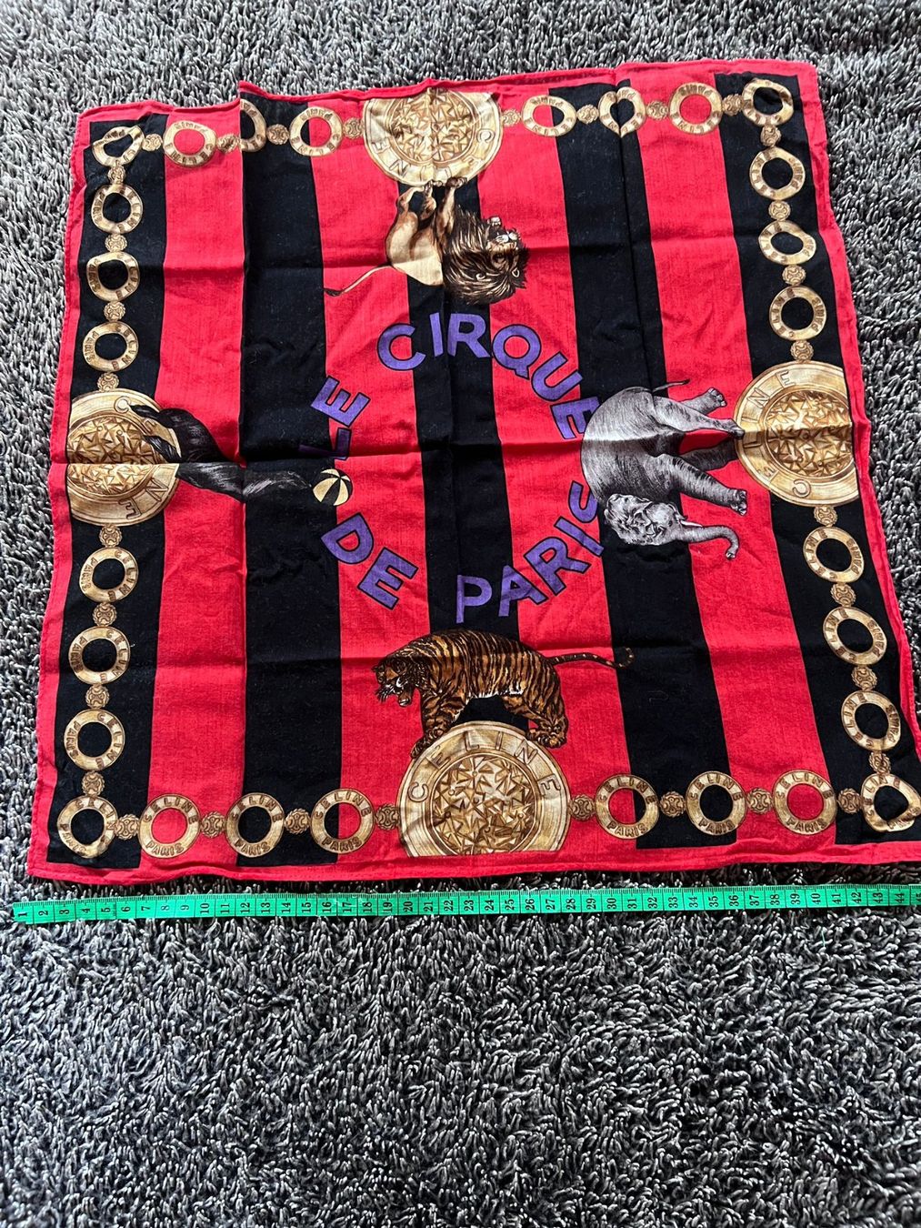 Fendi Foulard & Sciarpe: Celine Tuch Circus Print Rot Schwarz Baumwolle – Usato da Winterthur venduto da Dejv 1