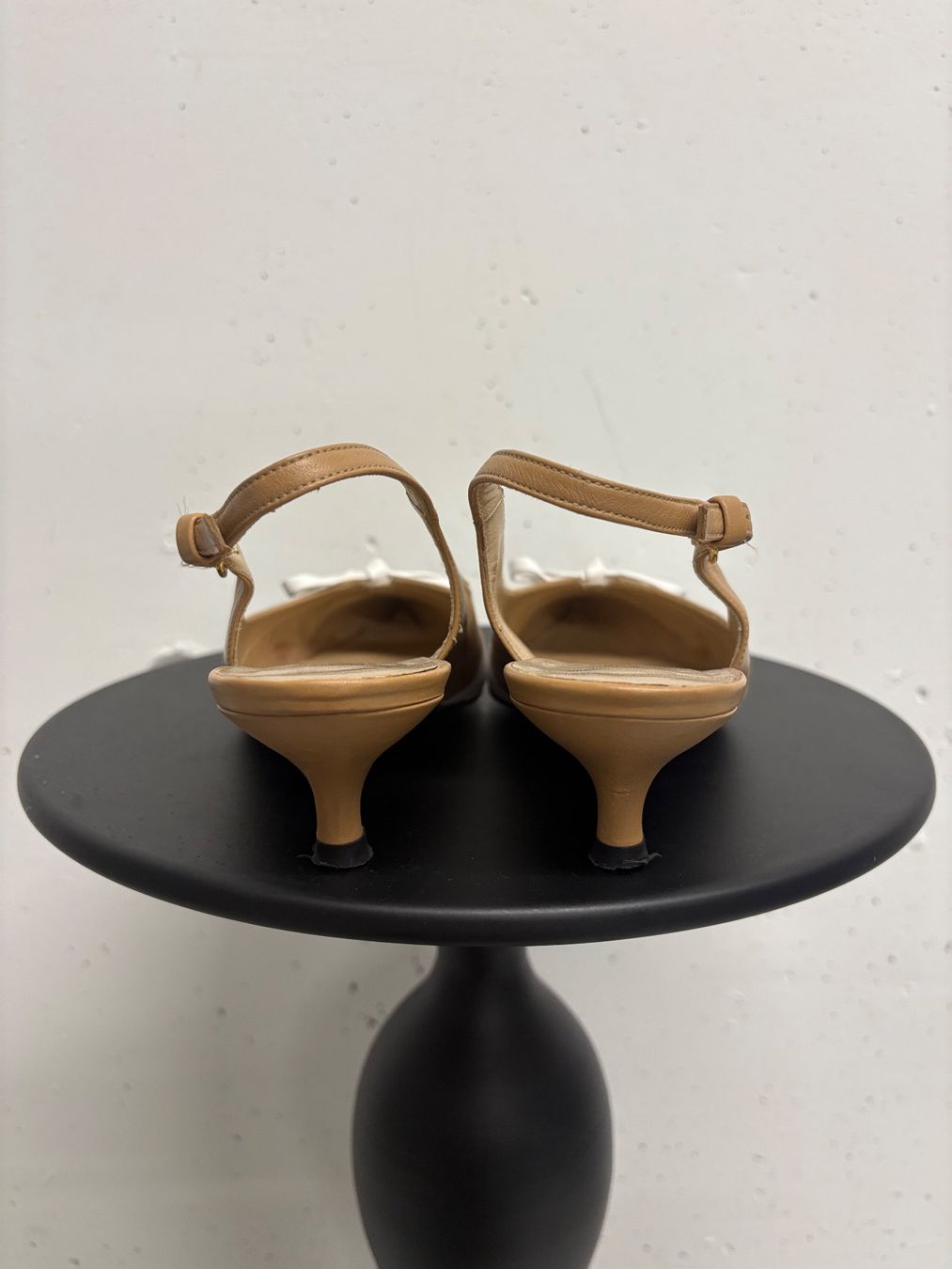 Stuart Weitzman Scarpe da donna: Stuart Weitzman Slingpumps beige/weiss spitz Leder 36.5 – Usato da Regensdorf venduto da secondchancefashion 4