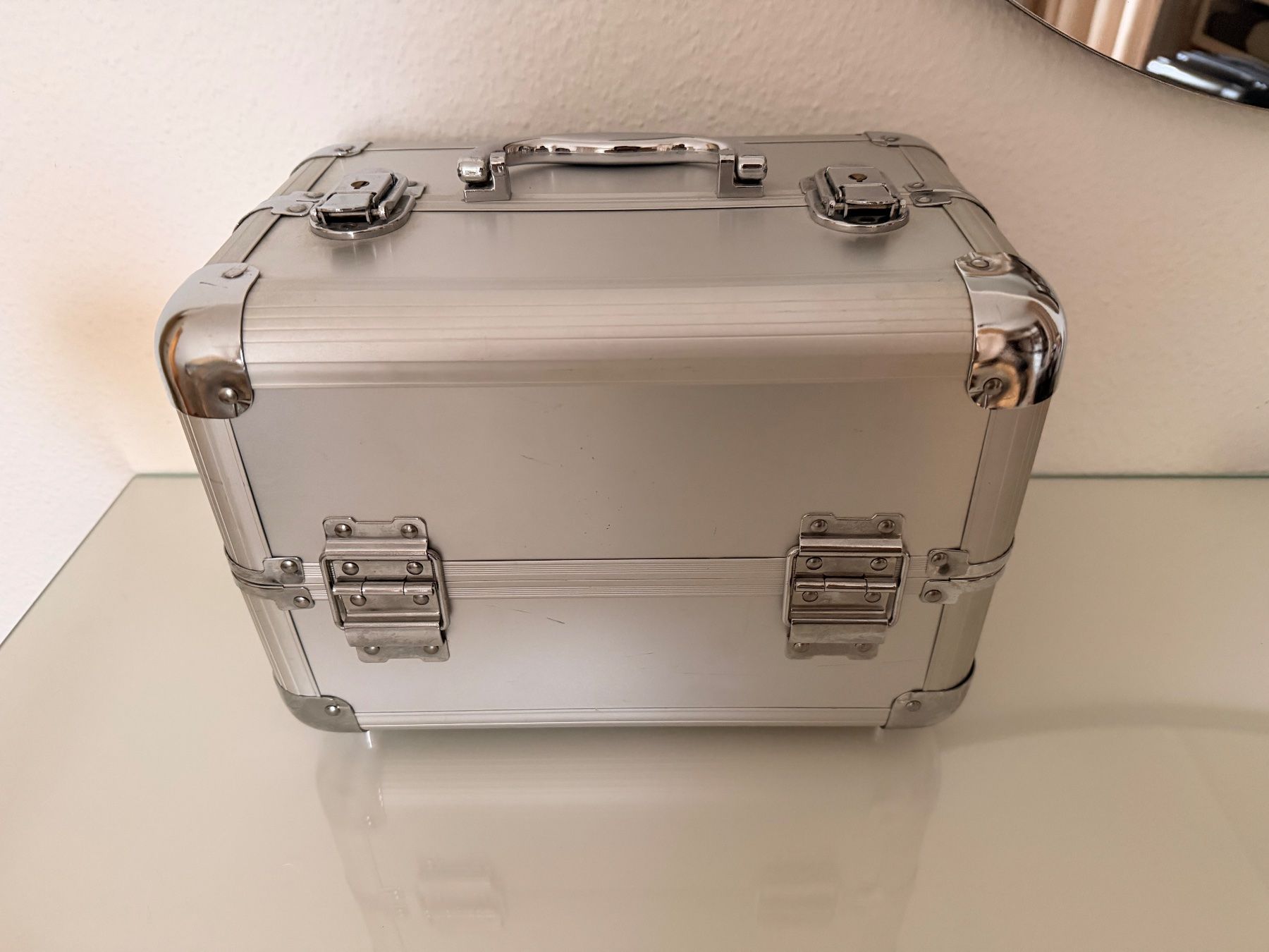 Valigie: Kosmetikkoffer Aluminium silber mit Fächern gebraucht – Usato da Zürich venduto da S.Circhetta
