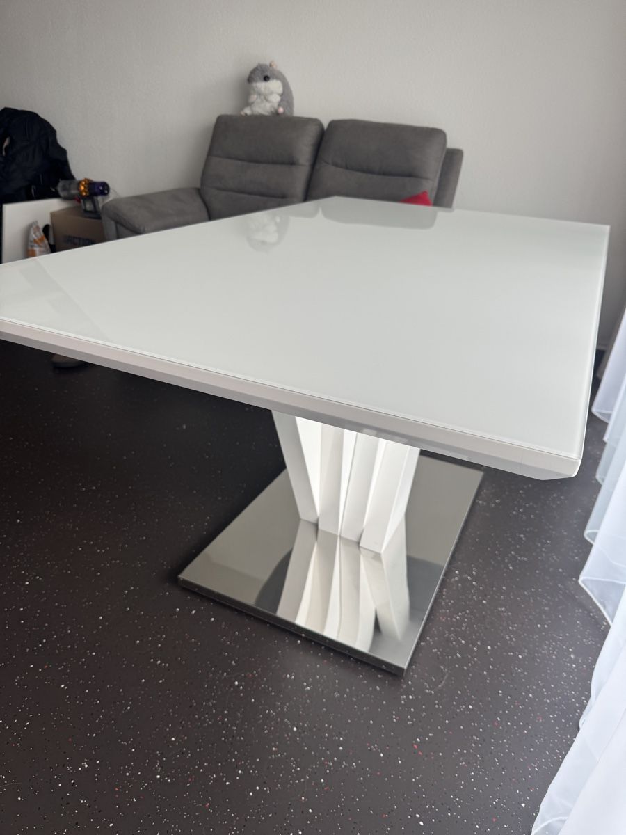 Tische: Modern White Extendable Dining Table - Perfect for Spring – Gebraucht aus Uerkheim von dam_x96b