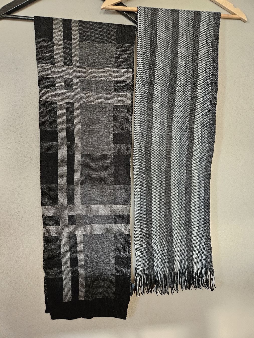 Foulard & Sciarpe: 2 Winterschals, kariert & gestreift, grau/schwarz – Usato da Eschenbach SG venduto da MarThu