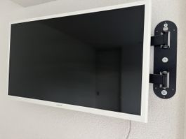 Samsung-TV inkl. schwenkbarer Wandhalterung